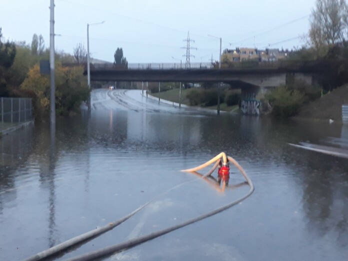 Наводнение на булевард в София Наводнение на булевард в София