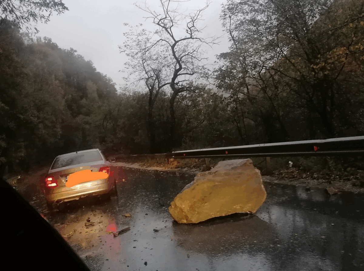 Екипите на пътноподдържащите фирми имат 24 часови дежурства и реагират веднага