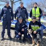 От насилие към любов: полицаи от Козлодуй осинови куче, което спасиха Полицаите и кучето Цезар