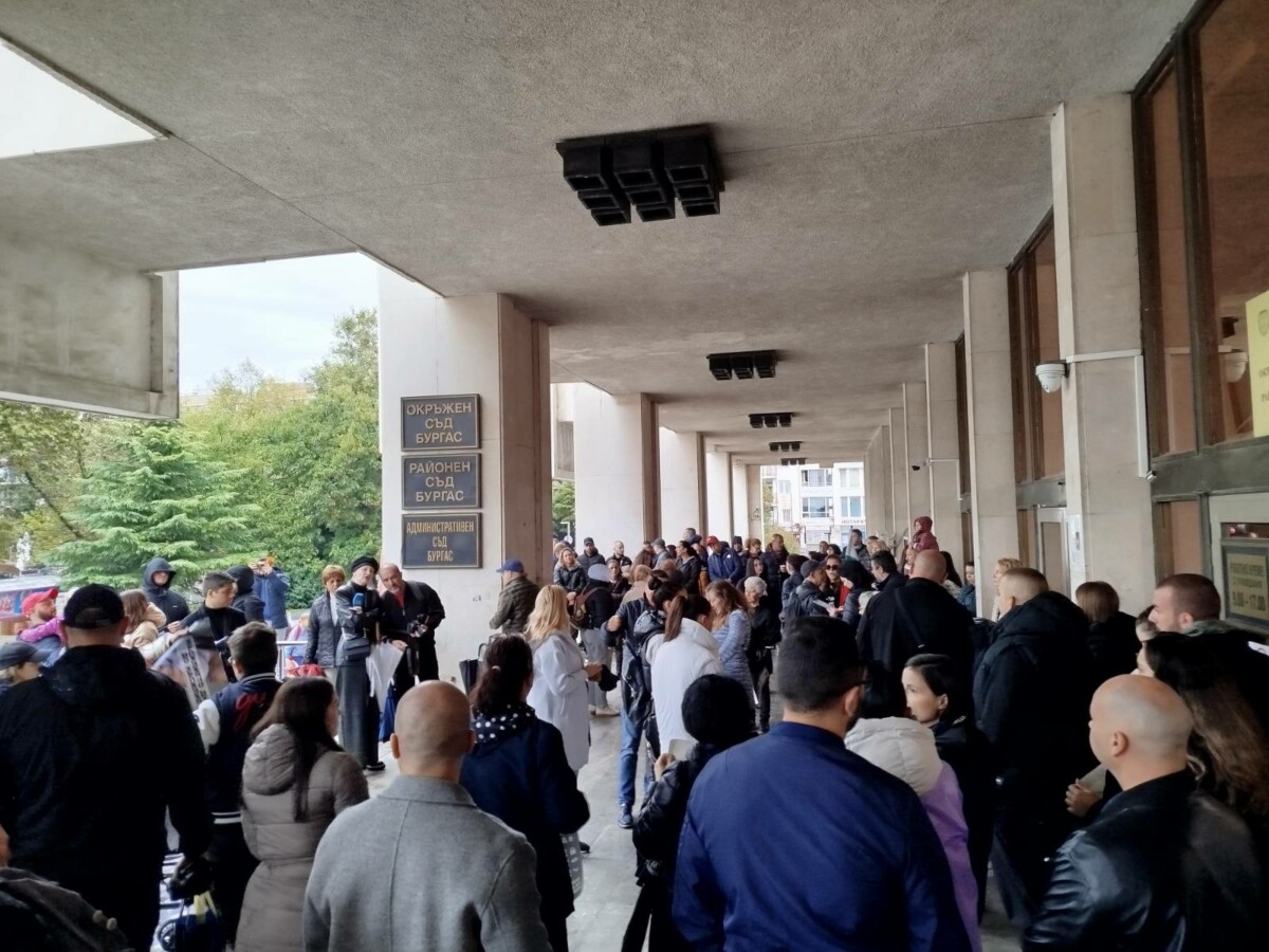 Граждани излизат на голям протест пред Община Поморие на 3