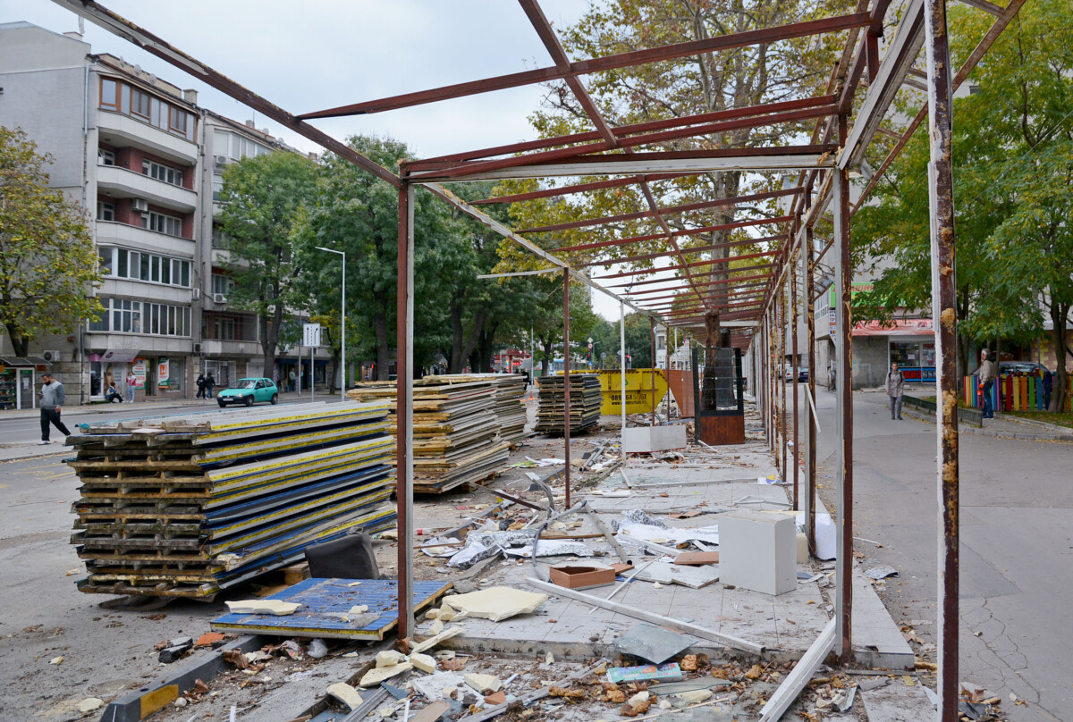 Във Варна продължава поетапното премахване на стари и неизползвани павилиони