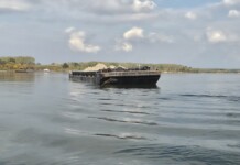 Позициониране на специално пригодена баржа