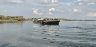 Позициониране на специално пригодена баржа