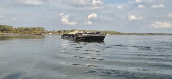 Позициониране на специално пригодена баржа