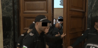 Задържаните инспектори