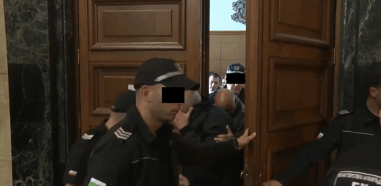 Задържаните инспектори