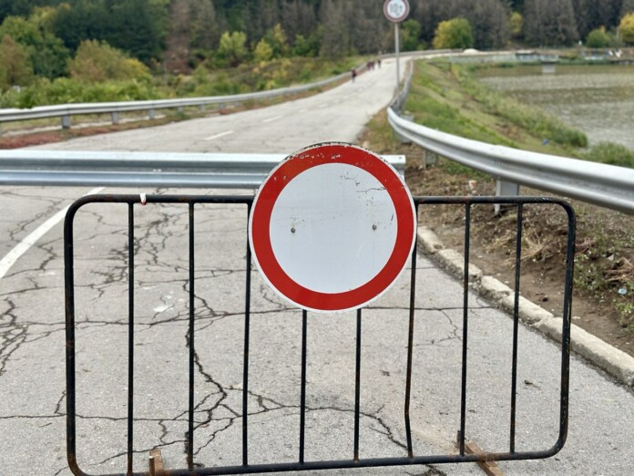 Затворен път