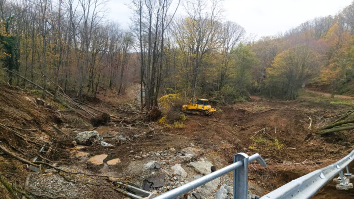 Изграждането на временен път Изграждането на временен път