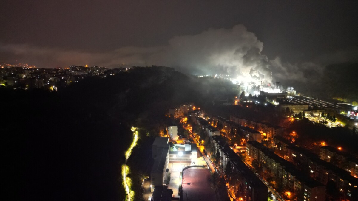 Плътни изпарения и силни миризми от комините на дървопреработвателния завод