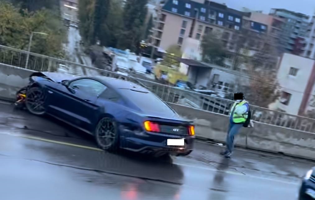 Лек автомобил Мустанг се е блъснал в бетоновата преграда на