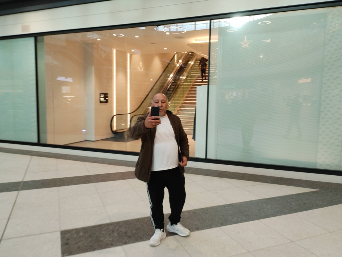 Сигнал за мним глухоням който проси в Mall Galleria в