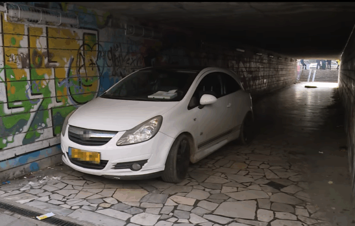 Автомобил паркира в подлез във Варна Автомобил паркира в подлез във Варна
