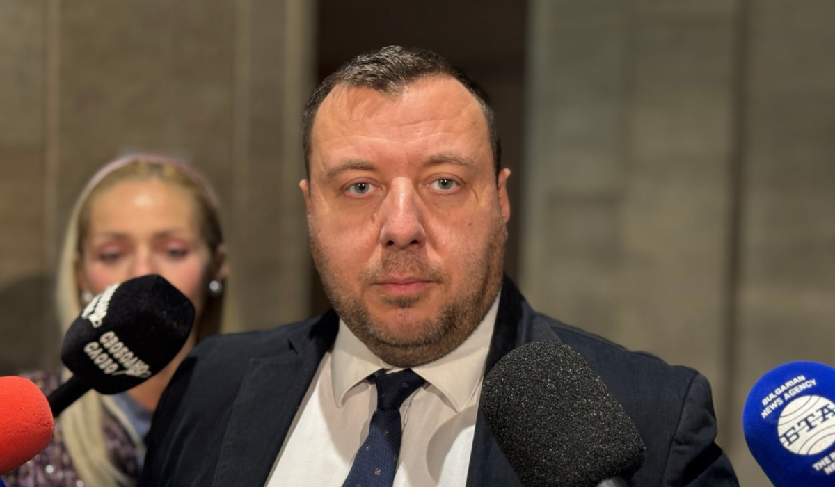 алармира че управляващото мнозинство подготвя спешна смяна на ръководствата на