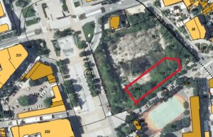 В червено са частните терени край пл. "Тройката" и СУ "Св.Св.Кирил Методий"