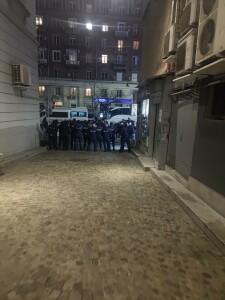 Полицаите пред парламента