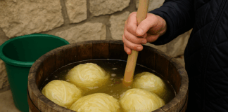 Претакване на киселото зеле