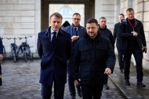 Президентите Еманюел Макрон и Володимир Зеленски