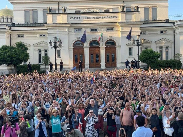 Протест пред парламента