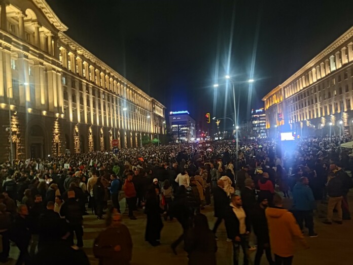 Протестът пред парламента Протестът пред парламента