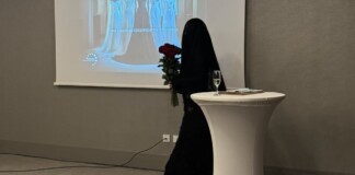 Млада жена в черна сватбена рокля