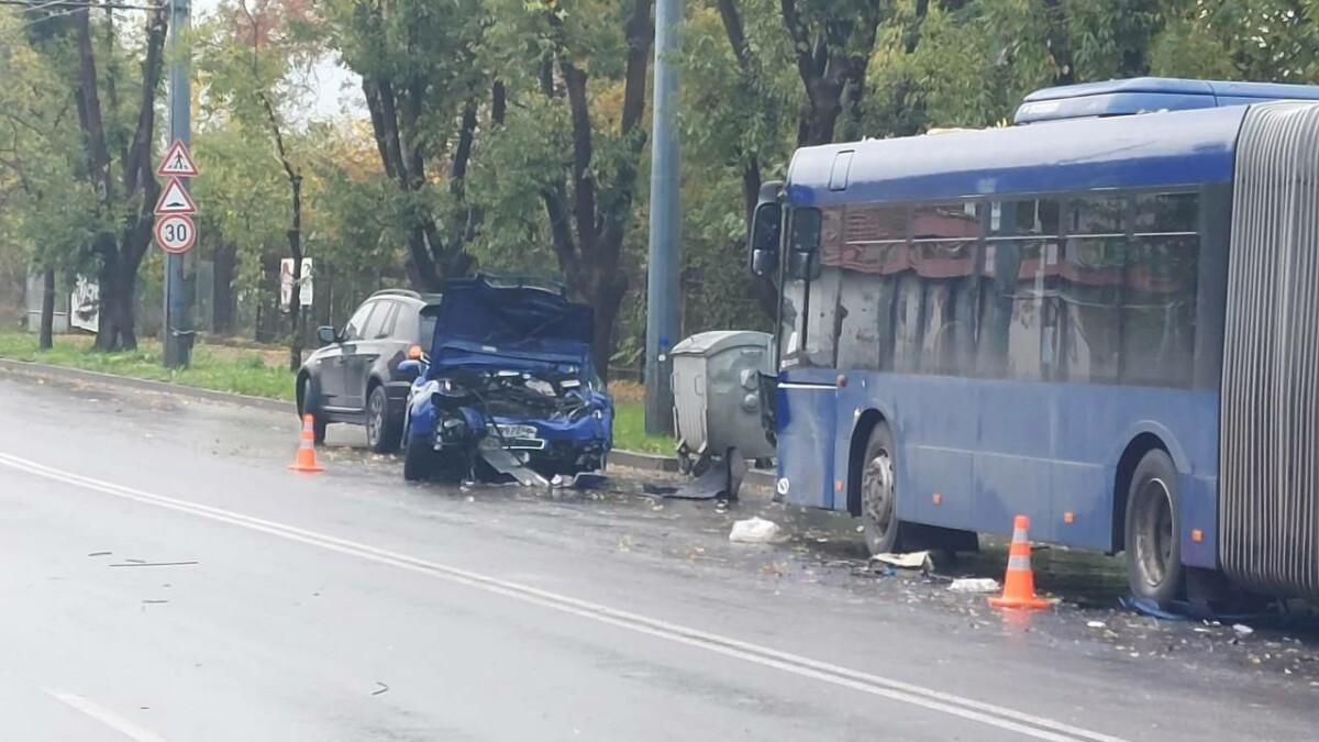 По чудо няма тежко пострадали при зрелищна катастрофа в Бургас,