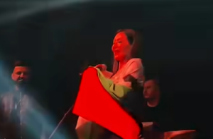 Скандал в РСМ: Цеца Величкович развя на сцената българското знаме (ВИДЕО) 1 Цеца Величкович