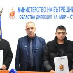 Благородно! Двама ученици от Казанлък върнаха изгубени 4500 лева с риск да закъснеят за изпит Ученици