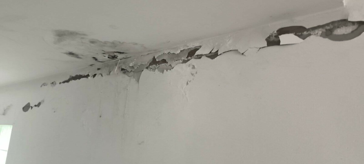 Граждани излизат на пред Регионалната здравна инспекция РЗИ в Бургас