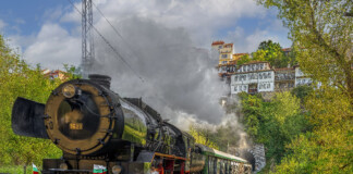 Влак с парен локомотив