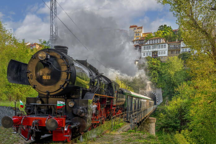 Влак с парен локомотив Влак с парен локомотив