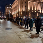 Гражданите с жива верига пред служебния вход на парламента! Жива верига пред НС