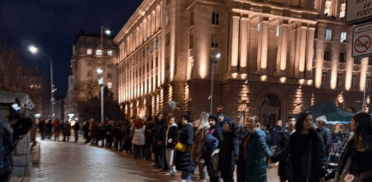 Жива верига пред НС