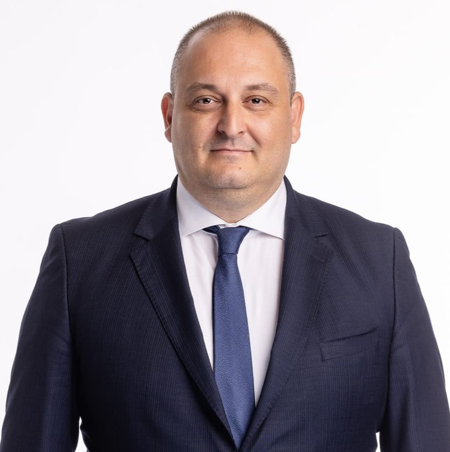 Докато Магазин за хората още няма магазини държавното дружество вече