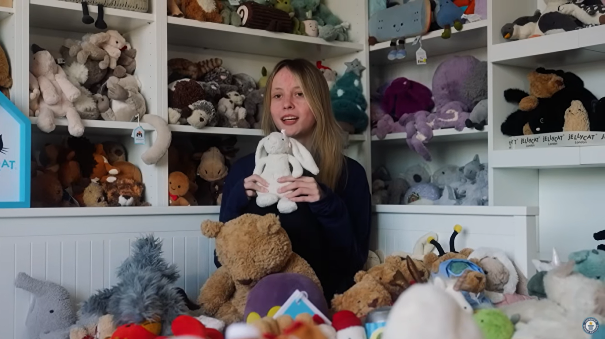 Хоуп Робъртс Снимка Кадър от видео
Хоуп Робъртс Великобритания е едва