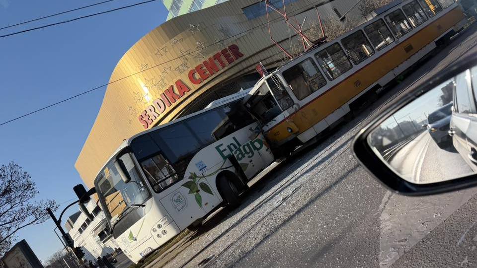 Тежка катастрофа между трамвай и автобус стана на булевард Ситняково