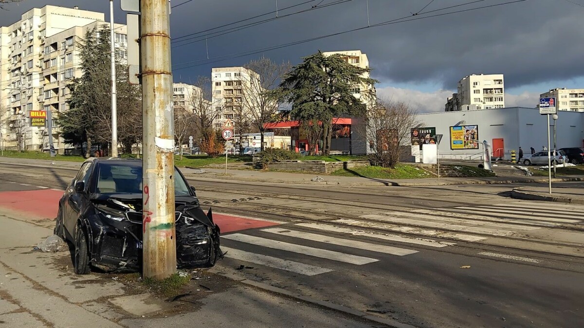 Автомобил е катастрофирал и се е ударил в уличен стълб