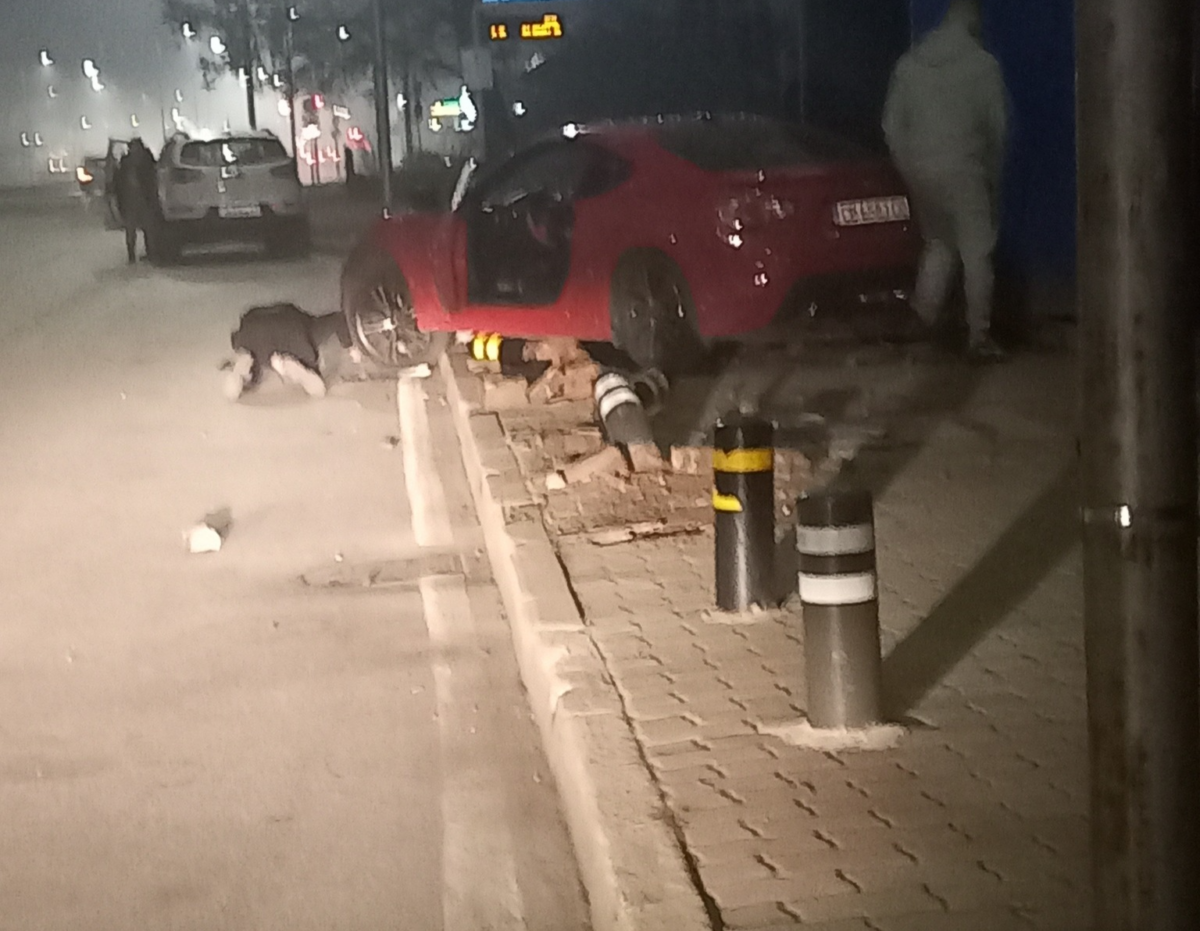 Кола се вряза в автобусна спирка в София разказа пред