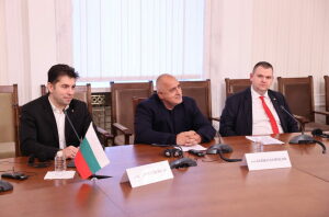 Правителството падна след групова среща в американското посолство 1 Кирил Петков, Бойко Борисов и Делян Пеевски