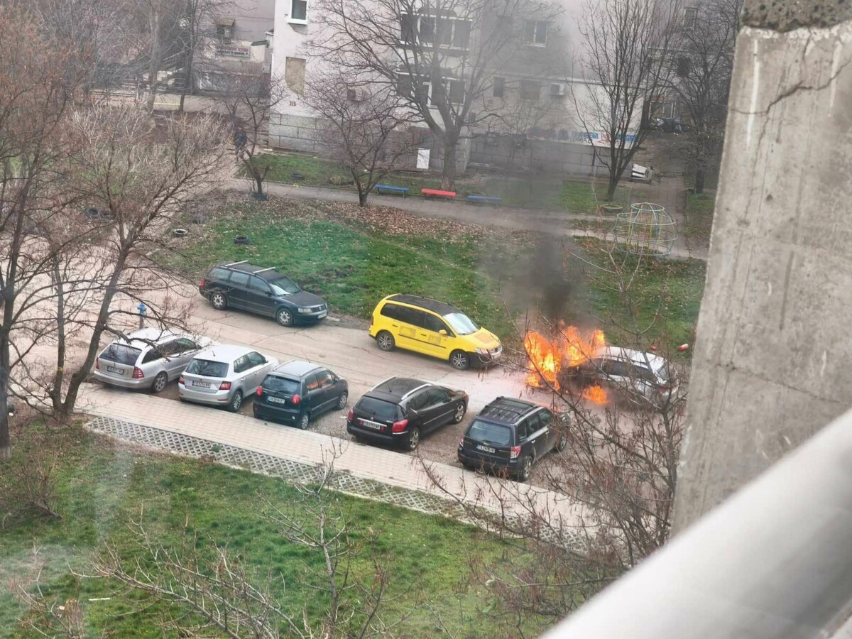 Кола е избухнала в пламъци в София съобщиха очевидци в