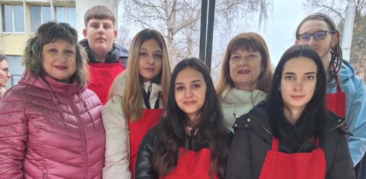 Коледната трапеза на гимназията