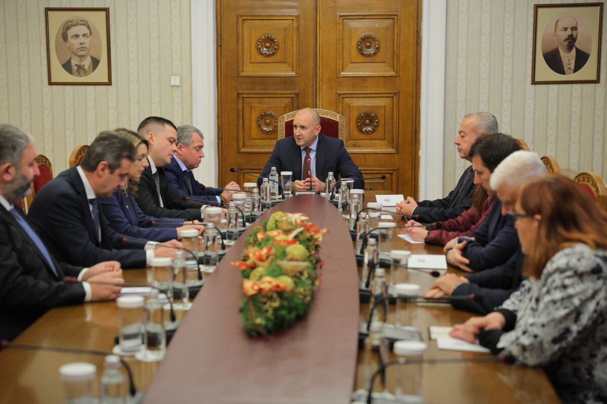 проведе консултации за съставяне на правителство с представители на парламентарната