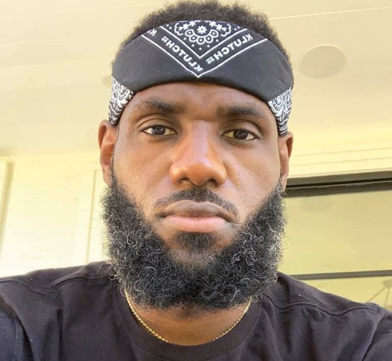 Докато легендата на Лос Анджелис Лейкърс Леброн Джеймс отбелязва своя