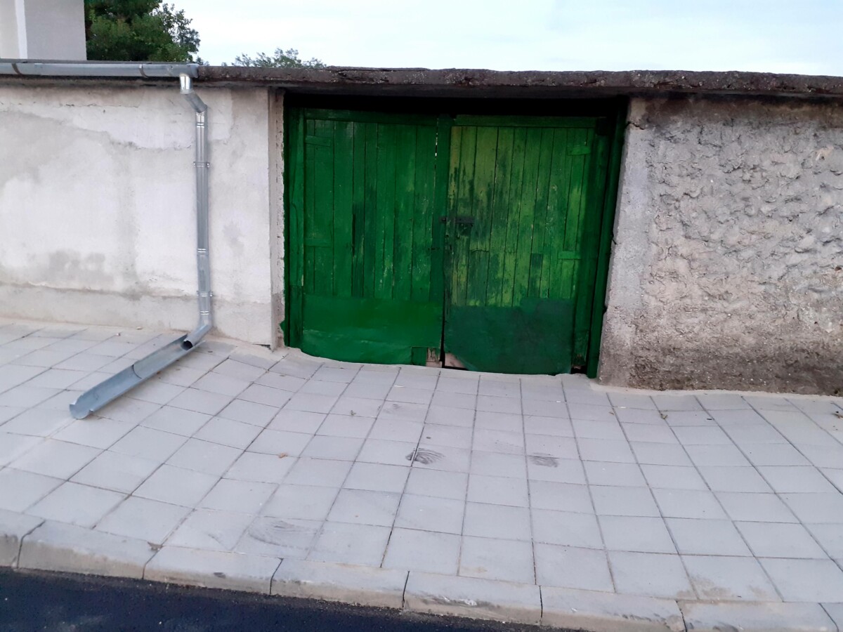 Собственик на имот в хисарското село Черничево влезе в борба