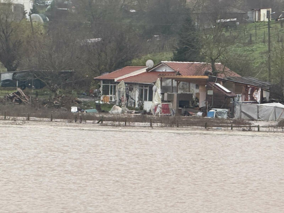 Четири екипа служители от към момента са на терен като