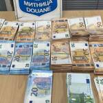 60 000 евро в джобовете на седалките на товарен автомобил: удар на митничарите на „Капитан Андреево“ Недекларирана валута, евро