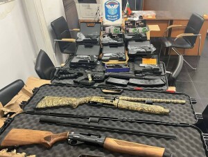 Шофьор изостави камион, вътре намериха оръжие