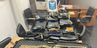 Шофьор изостави камион, вътре намериха оръжие