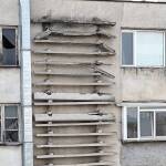 Опасност над главите ни! Фасадата на блок в ж.к. „Зорница в Бургас се руши и застрашава минувачите! Опасна фасада