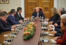 Радев: Работната атмосфера в парламента се влошава с всеки ден Президентът Румен Радев и представители на ПП "МЕЧ"