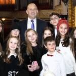 Президентът Румен Радев и с деца от спектакъла за "Българската Коледа"